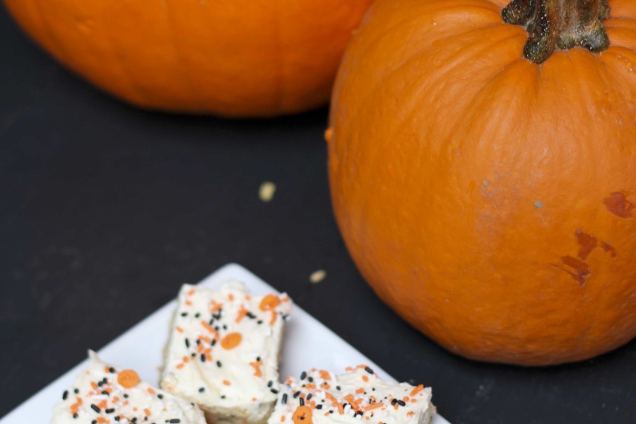 Cake Batter Blondie Bars with Halloween Sprinkles | RoastedMontreal.com