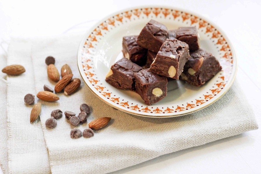 Quick & Easy Fudge | www.roastedmontreal.com #fudge #christmas #chocolate