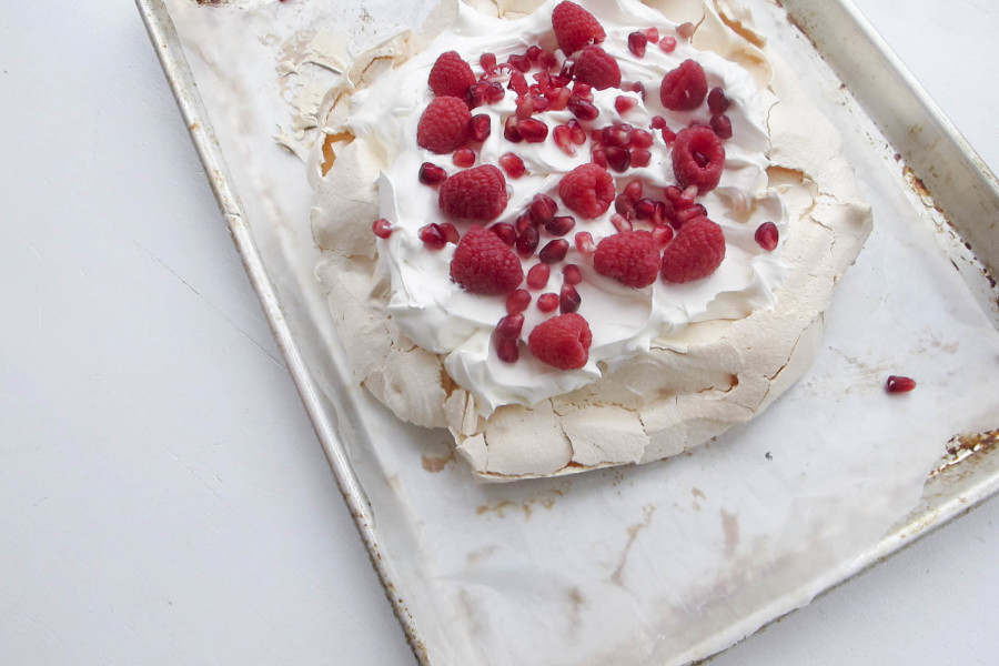 Pavlova - Easy Valentine's Day Bake (www.roastedmontreal.com)